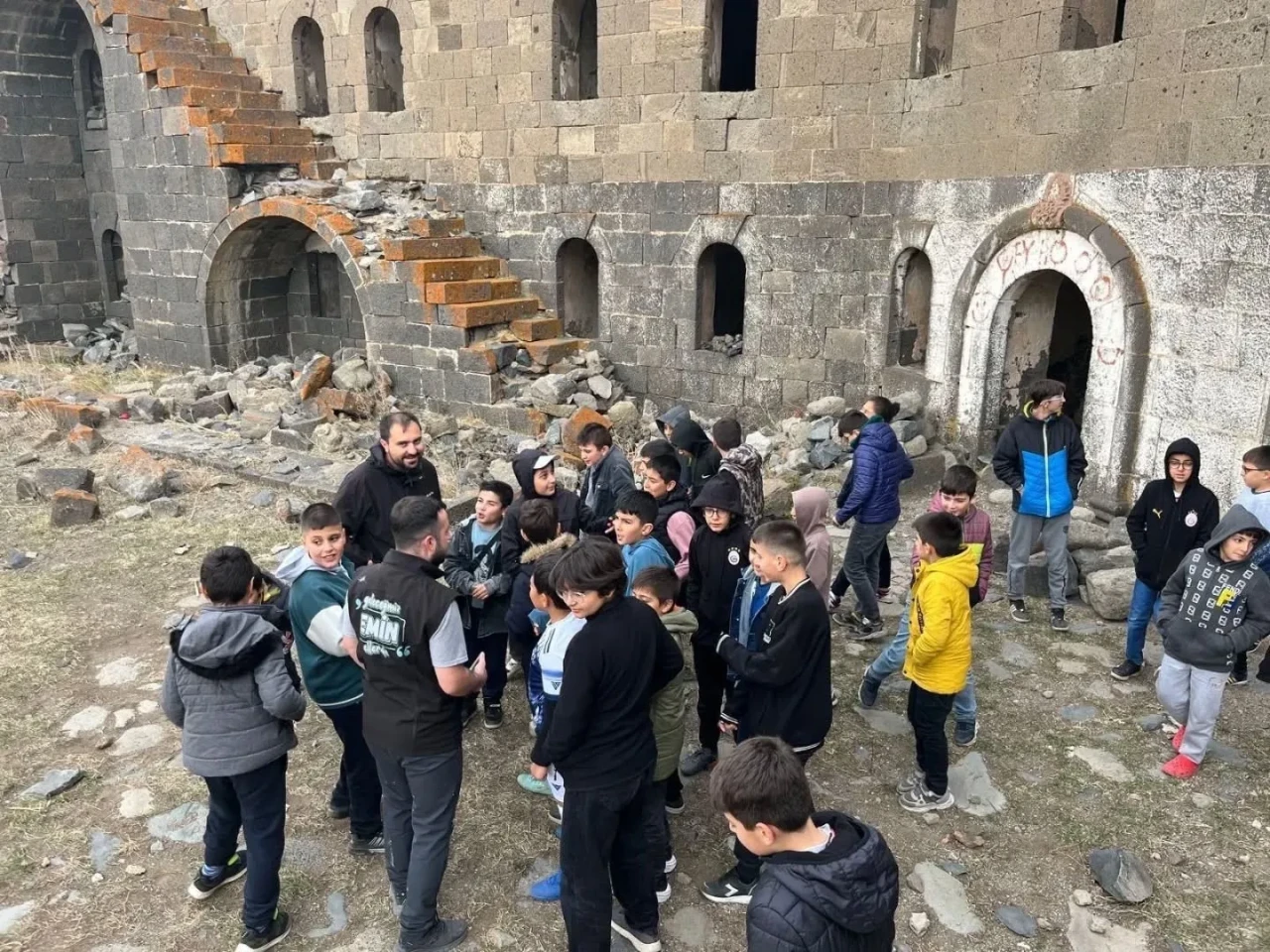 Erzurum'da Ebu İshak Vakfı ve Emin Eğitim Derneği gençlerle tarihi mekânları gezdi