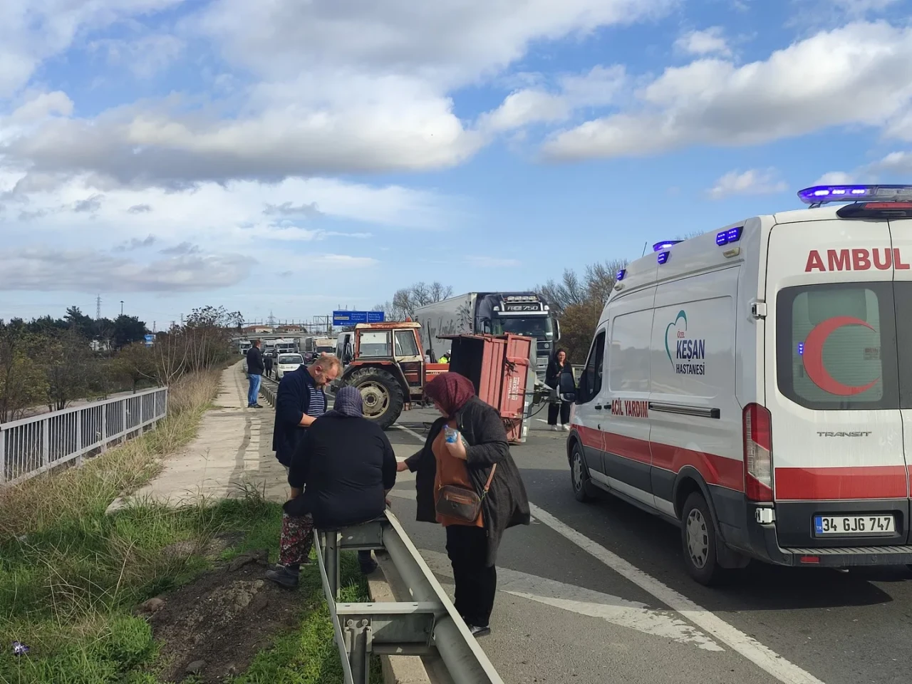 Edirne'nin Keşan ilçesinde midibüsün traktör römorkuna çarpması sonucu bir yolcu yaralandı