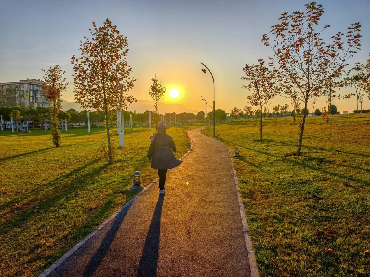 Manisa'da Güzelyurt Mahallesi sonbahar renkleriyle kartpostal manzarasına büründü