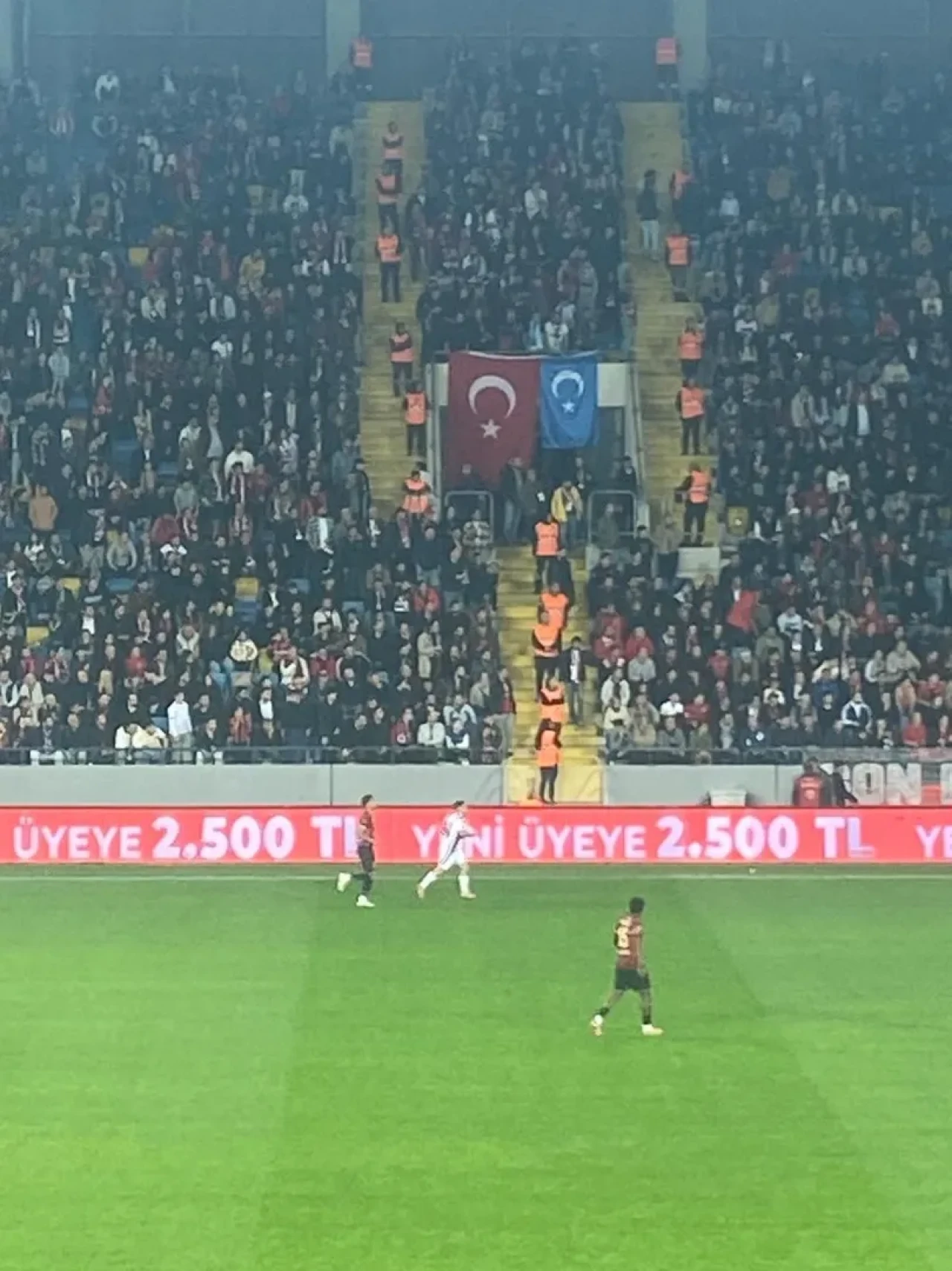 Ankara'da Gençlerbirliği taraftarları maçta Doğu Türkistan bayrağı astı