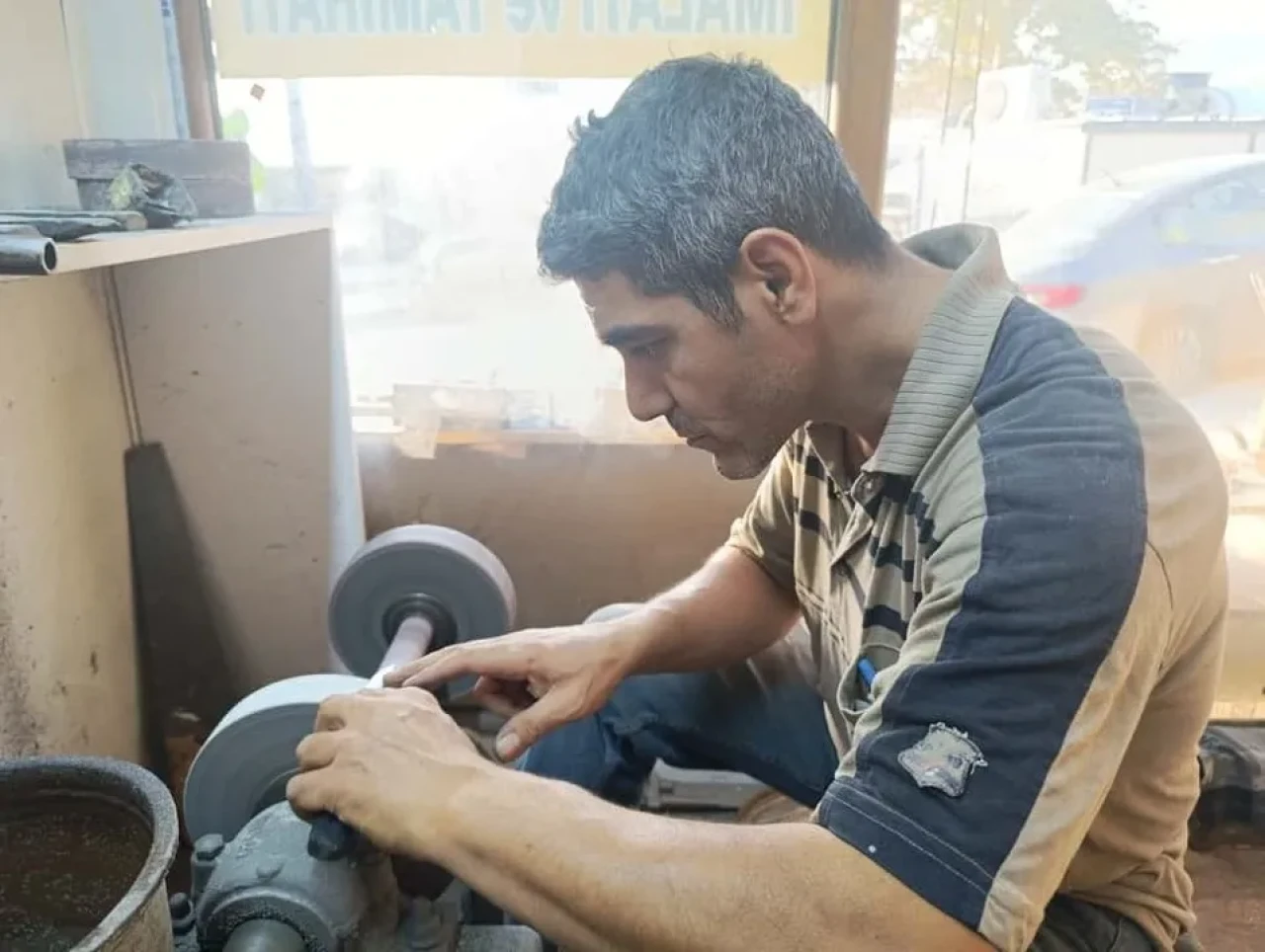 Kahramanmaraş'ta Hasan Tandoğdu 60 yıldır el yapımı koç boynuzu bıçak üretiyor.