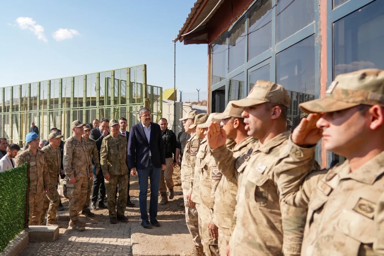 Hakkari'de 2. Ordu Komutanı Topaloğlu ve vali Çelik sınır üslerini ziyaret etti