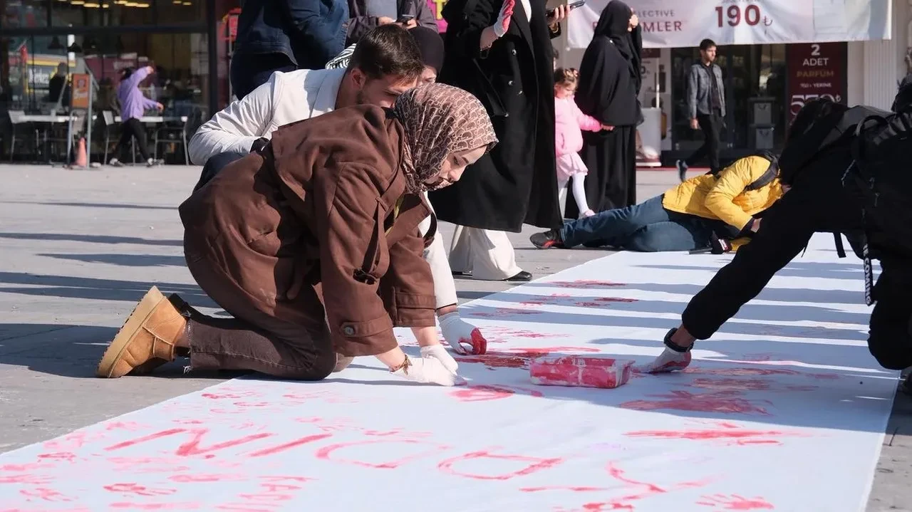 Erzincan'da 50 metrelik beze basılan el izleriyle şiddete hayır mesajı verildi