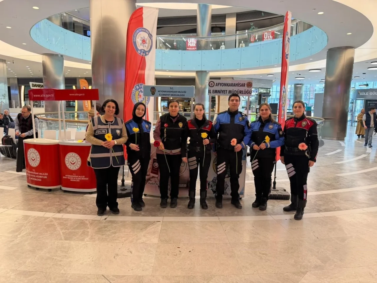 Afyonkarahisar'da polis kadına şiddetle mücadele için stant açtı