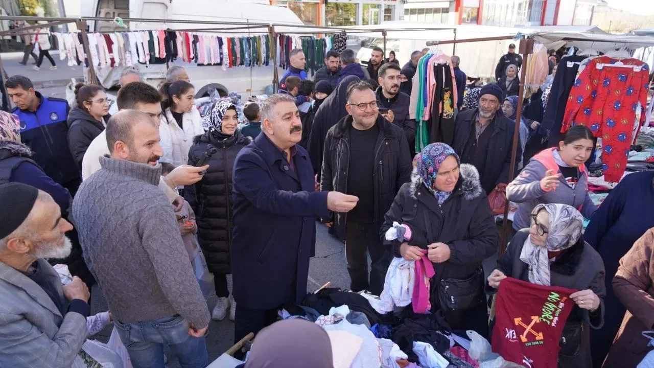 Palandöken Belediye Başkanı Sunar ve İl Emniyet Müdürü Karaburun Yenişehir pazarında