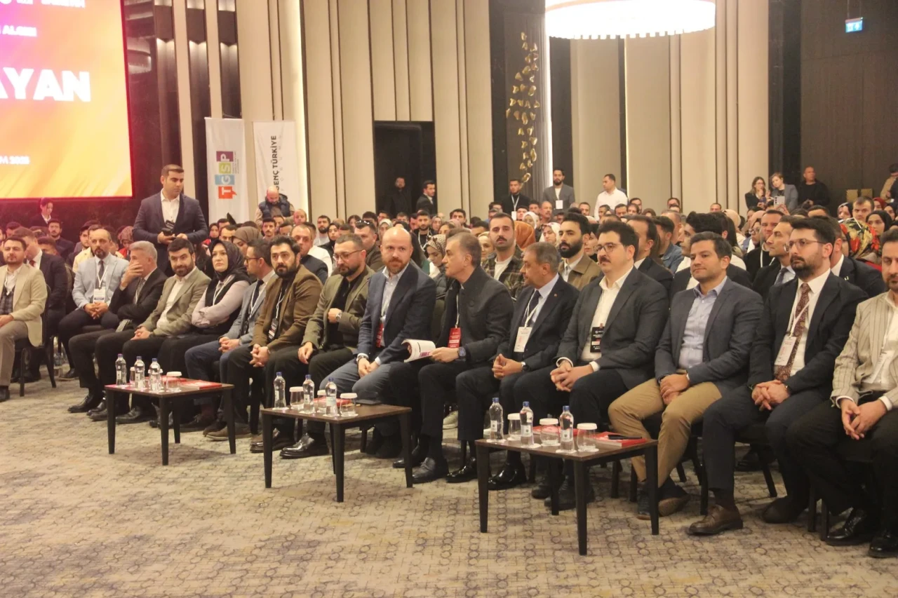 Ömer Çelik ve Bilal Erdoğan Şanlıurfa’da gençlerle bir araya geldi