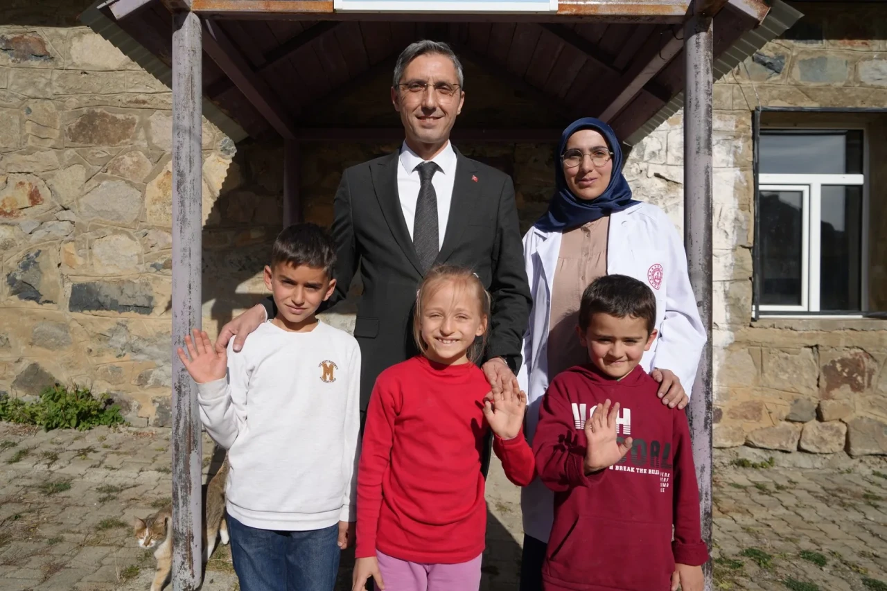 Bayburt'un Yoncalı köyünde Zahide öğretmen 3 öğrencisiyle eğitim yolculuğuna devam ediyor