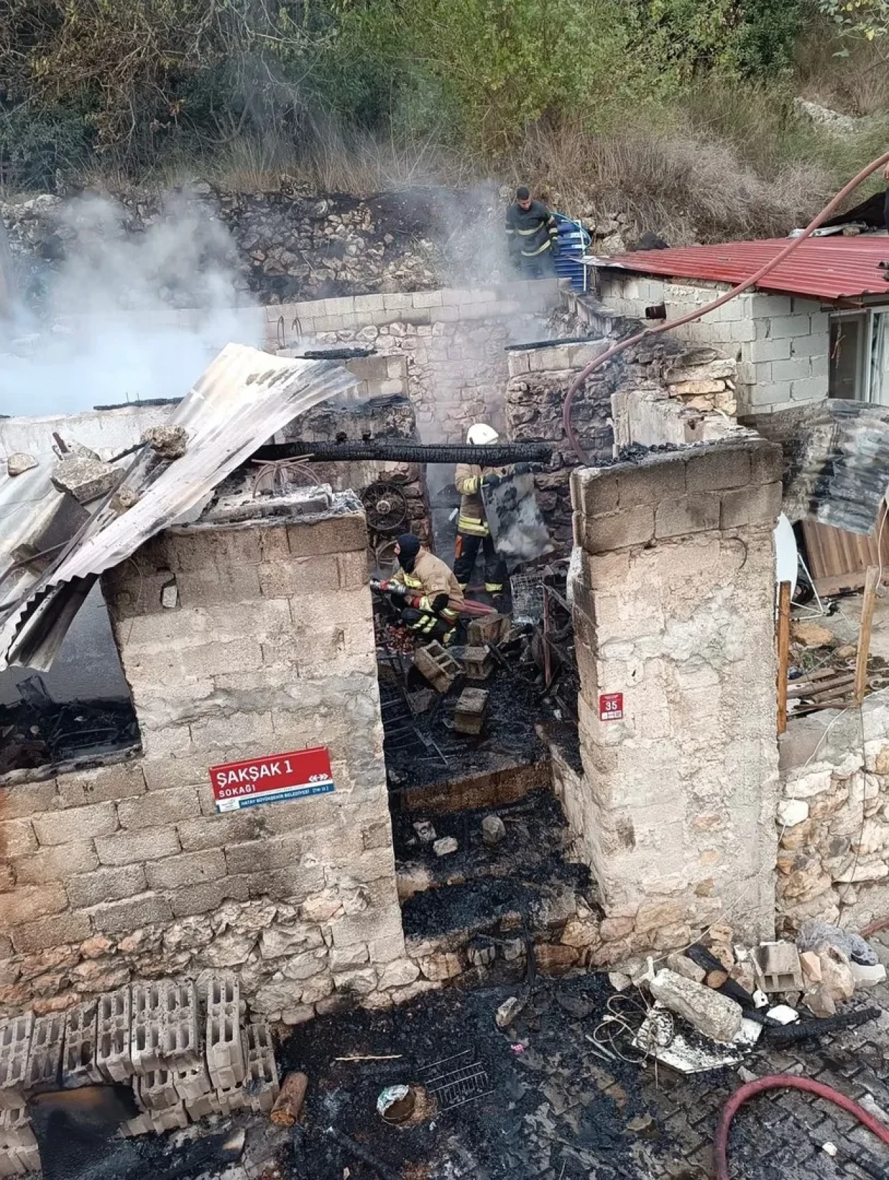 Hatay'ın Yayladağı ilçesinde metruk binada çıkan yangın itfaiye ekiplerince söndürüldü