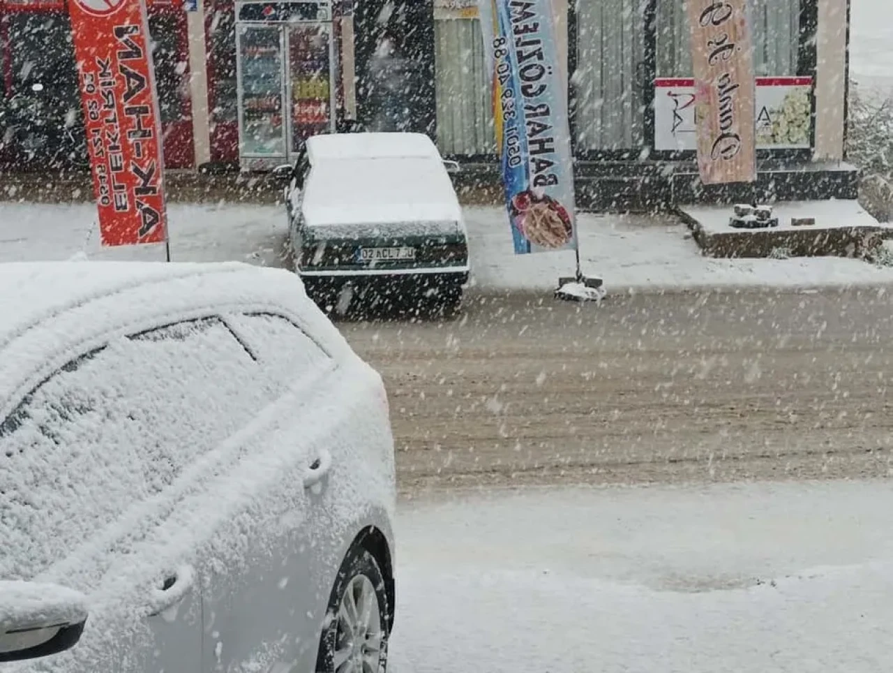 Adıyaman'ın Çelikhan ilçesine yılın ilk kar yağışı başladı