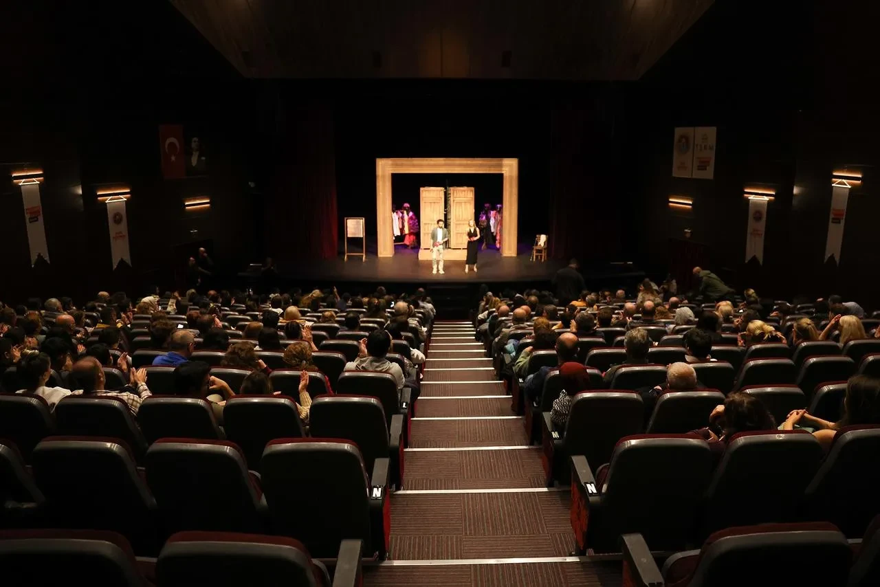 Mersin Şehir Tiyatrosu Eyvah Nadir oyunu İstanbul’da alkışlandı