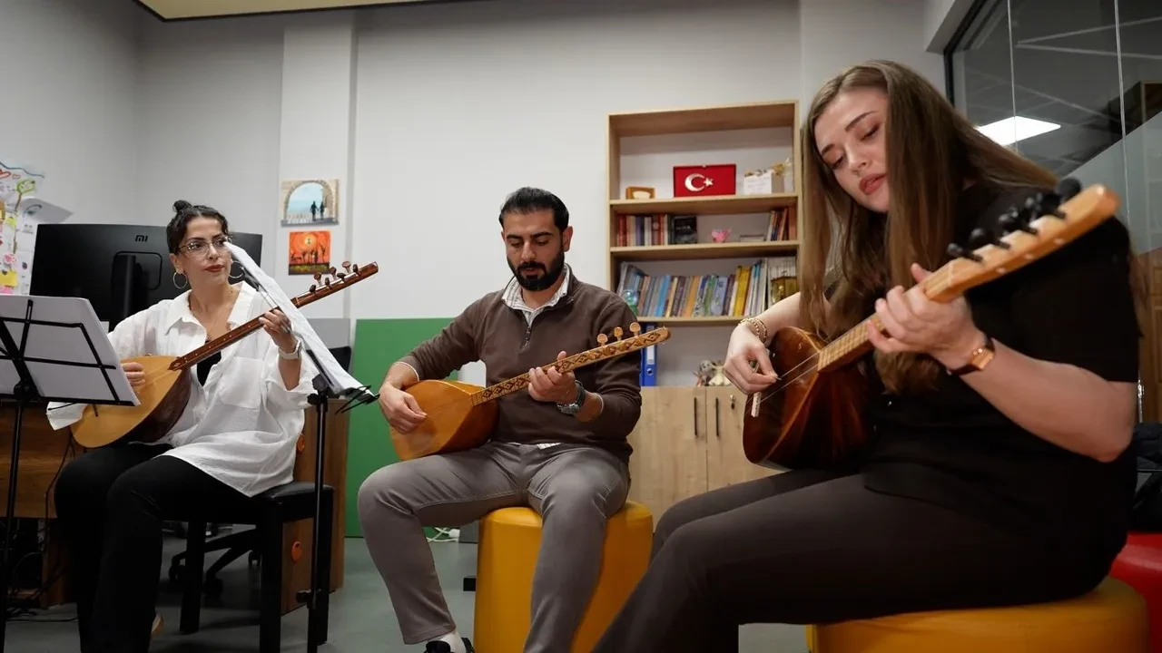 Başiskele'de her yaşa ücretsiz bağlama eğitimi başlatıldı