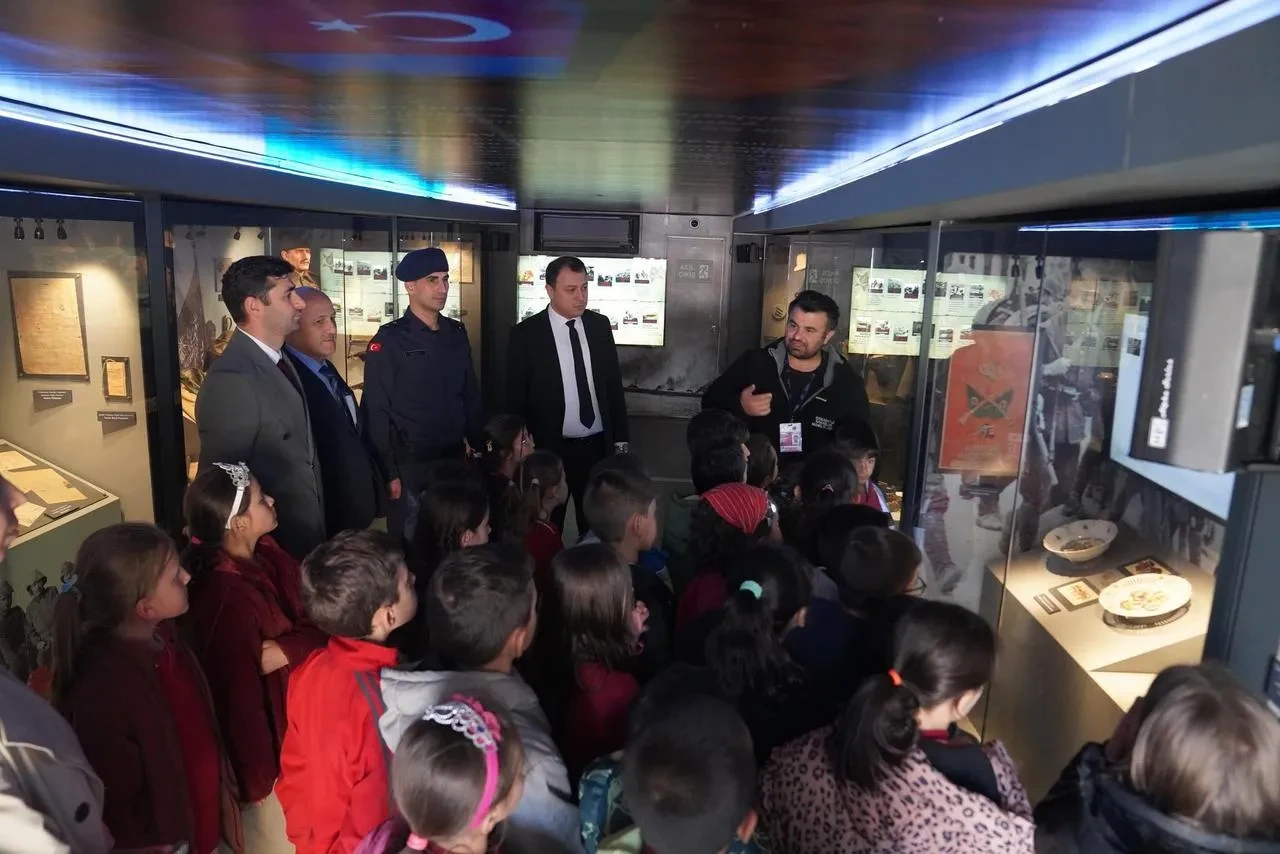 Çanakkale savaşları mobil müzesi Bayburt’ta öğrencilerle buluştu
