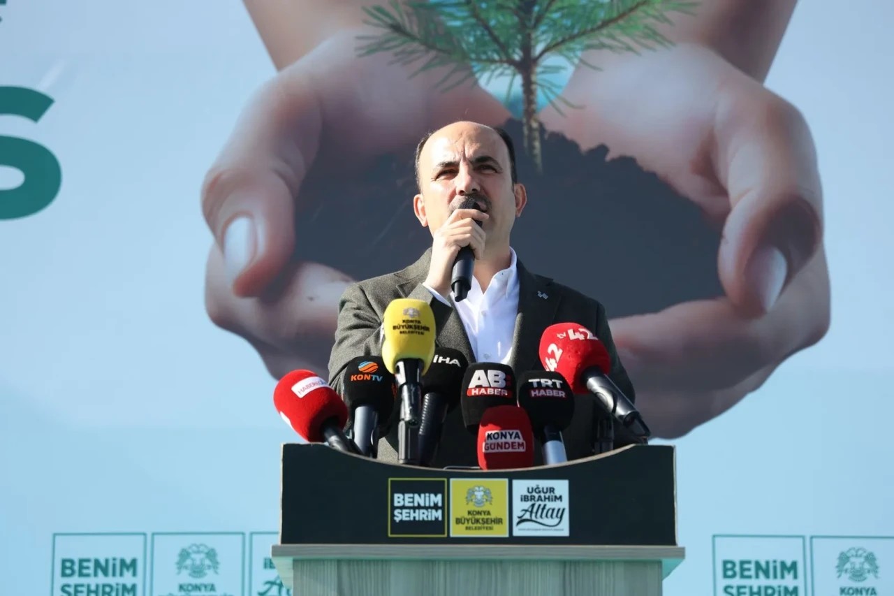 Konya'da "geleceğe nefes" programında 15 bin fidan öğrencilerle birlikte toprakla buluştu