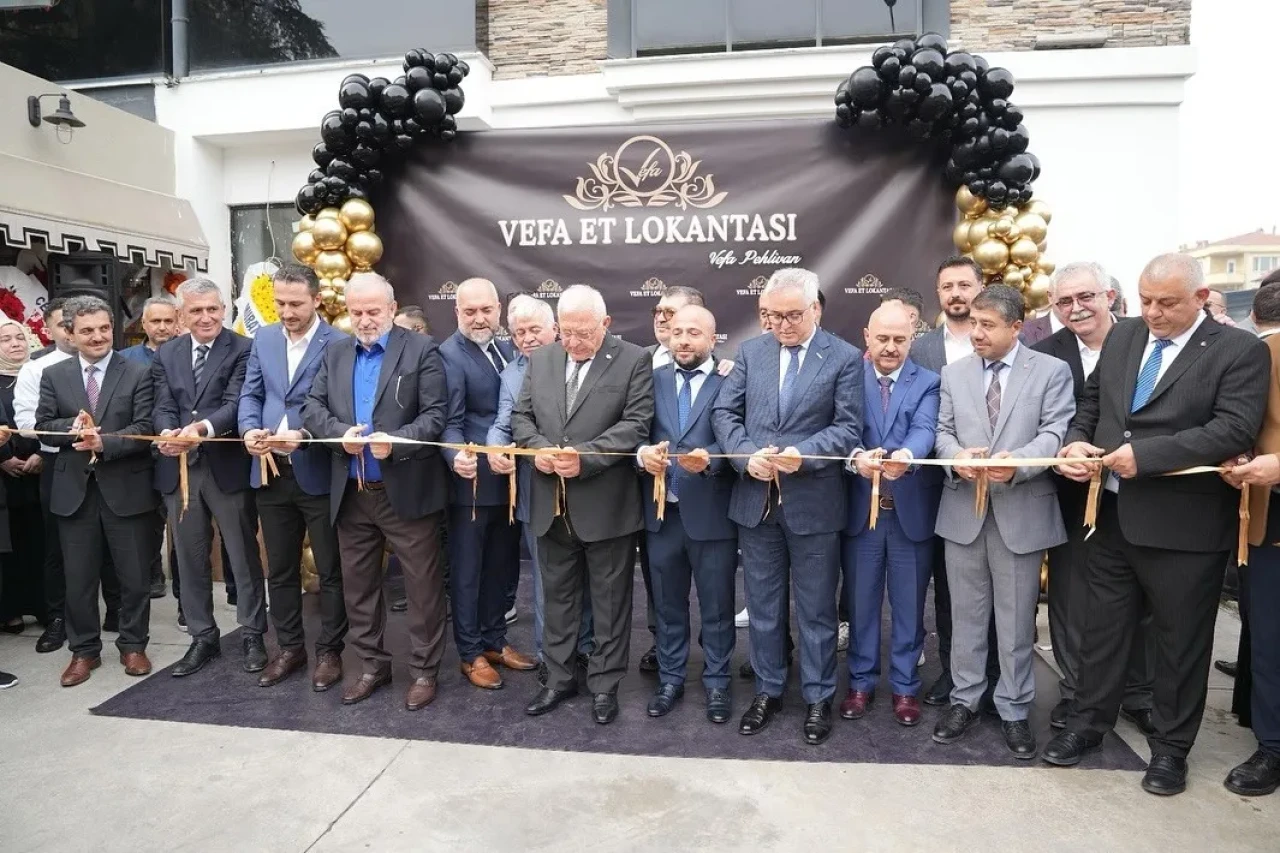 Düzce'de iş ve siyaset dünyası Vefa Et lokantasının açılışında bir araya geldi