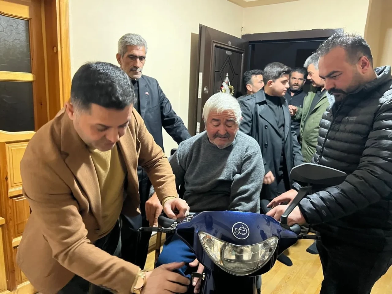 Kars'ta MHP engelli vatandaşa akülü araç desteği sağladı