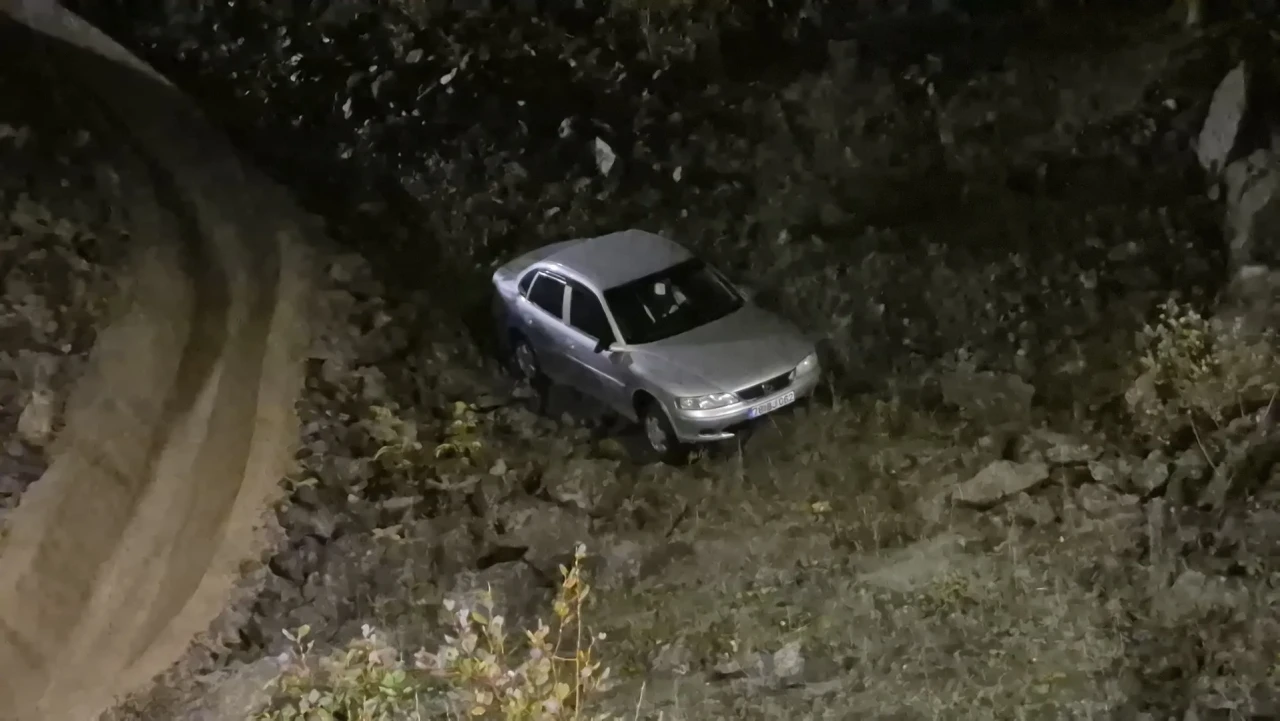 Bartın'da yağış sebebiyle kontrolden çıkan araç viyadükten uçtu, sürücü yaralandı