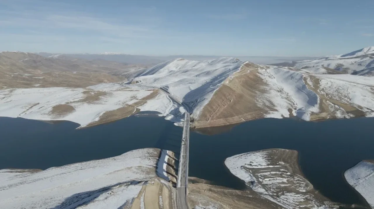 Erzincan'da Turnaçayırı Barajı kar yağışıyla kartpostallık manzaraya büründü
