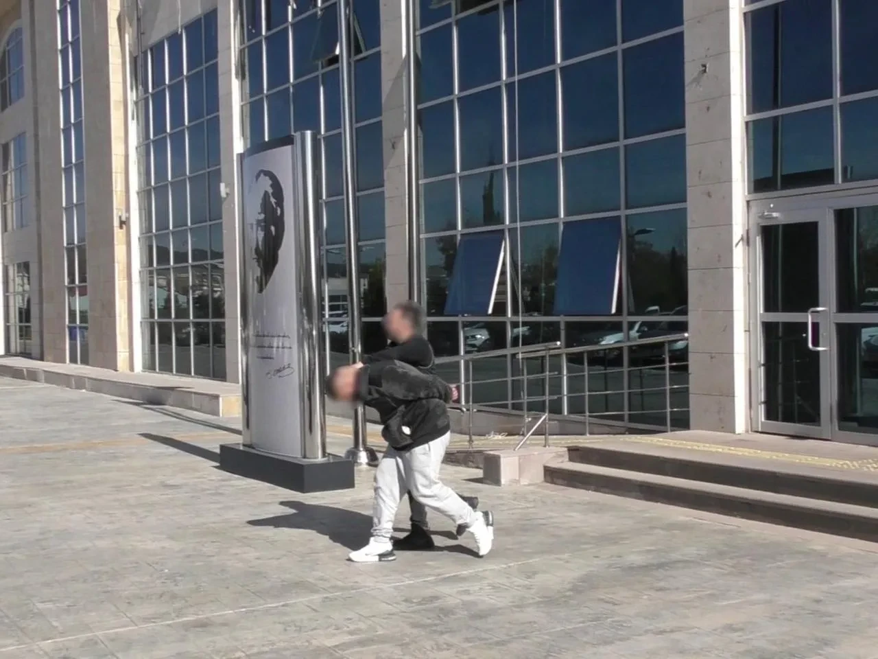 Uşak'ta uyuşturucu operasyonunda 4 kişi tutuklandı ve çeşitli maddeler ele geçirildi