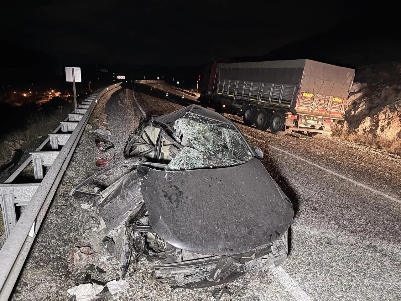 Afyonkarahisar’da tıra çarpan otomobilde dört kişi yaralandı