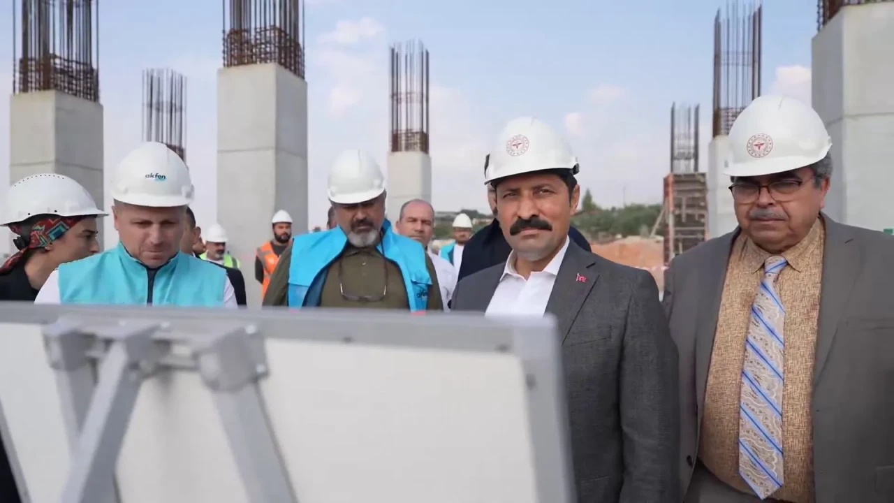 Hatay'ın İskenderun ilçesinde 600 yataklı devlet hastanesinde inşa çalışmaları devam ediyor