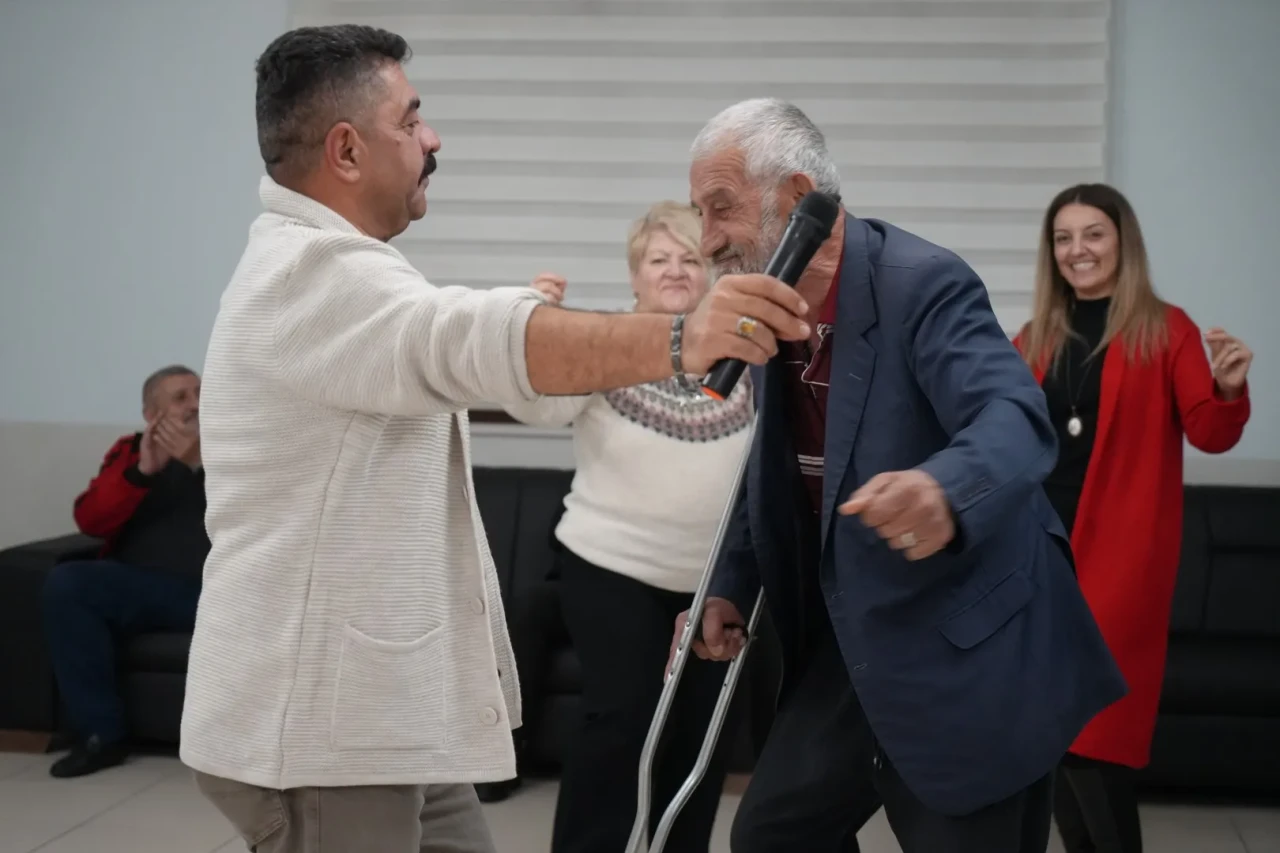 Bayburt'ta huzurevi sakinleri bocce etkinliği ve eğlencelerle moral depoladı