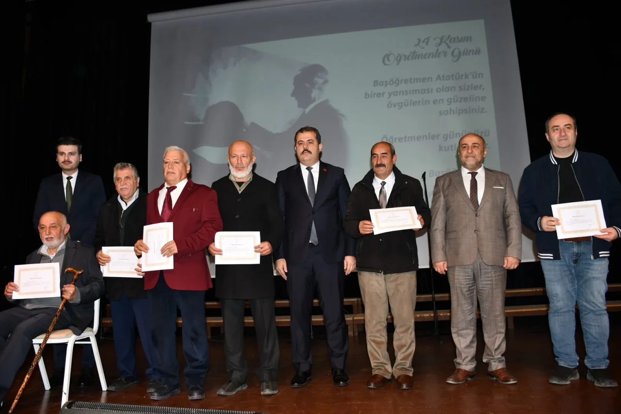 Samsun'un Vezirköprü ilçesinde 24 Kasım Öğretmenler Günü programla kutlandı