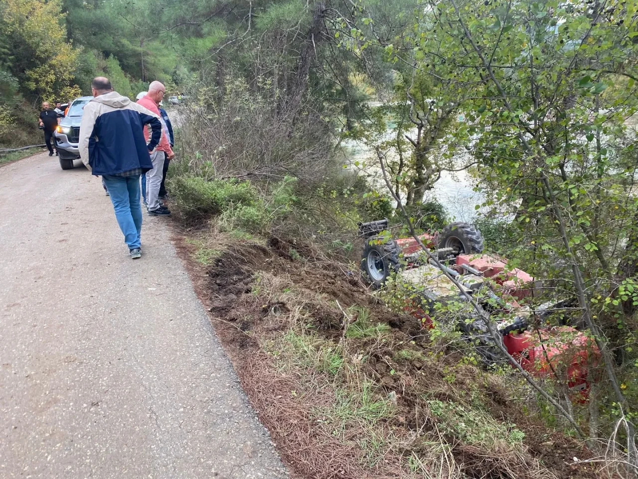 Antalya'da kontrolden çıkan iş makinası şarampole devrildi, operatör hastaneye kaldırıldı