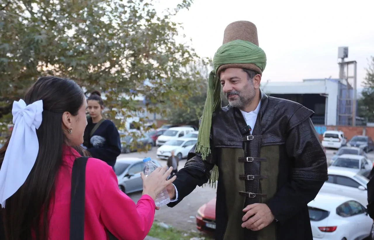 Gürsu'da Mustafa Işık Evliya Çelebi kıyafetiyle su dağıttı
