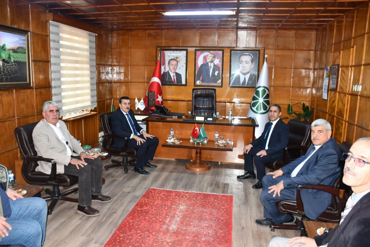 Malatya Şeker Fabrikası'nın kent ekonomisine katkısını değerlendiren Tüfenkci çiftçilerle görüştü