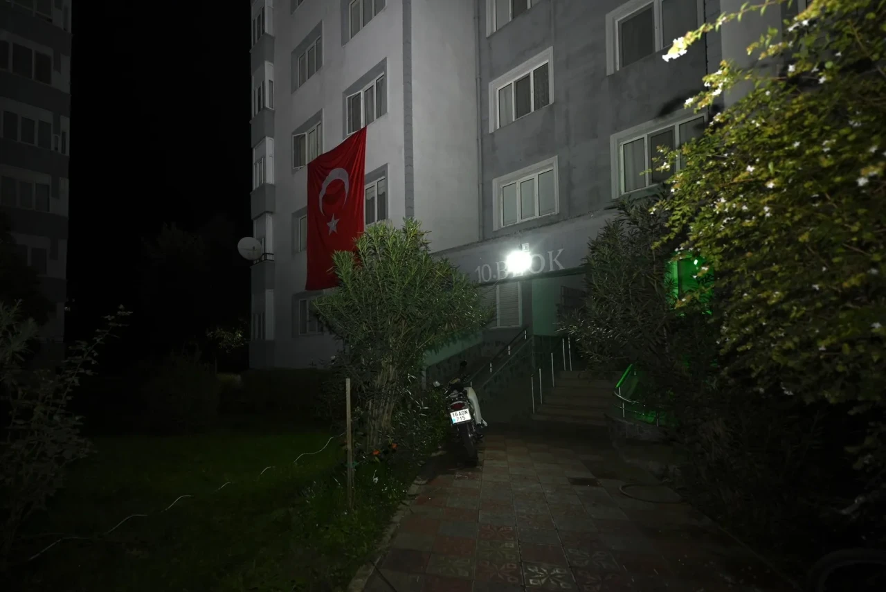 Bursa'da AK Partili heyet şehit Pilot Binbaşı Serdar Uslu'nun ailesine taziye ziyaretinde bulundu