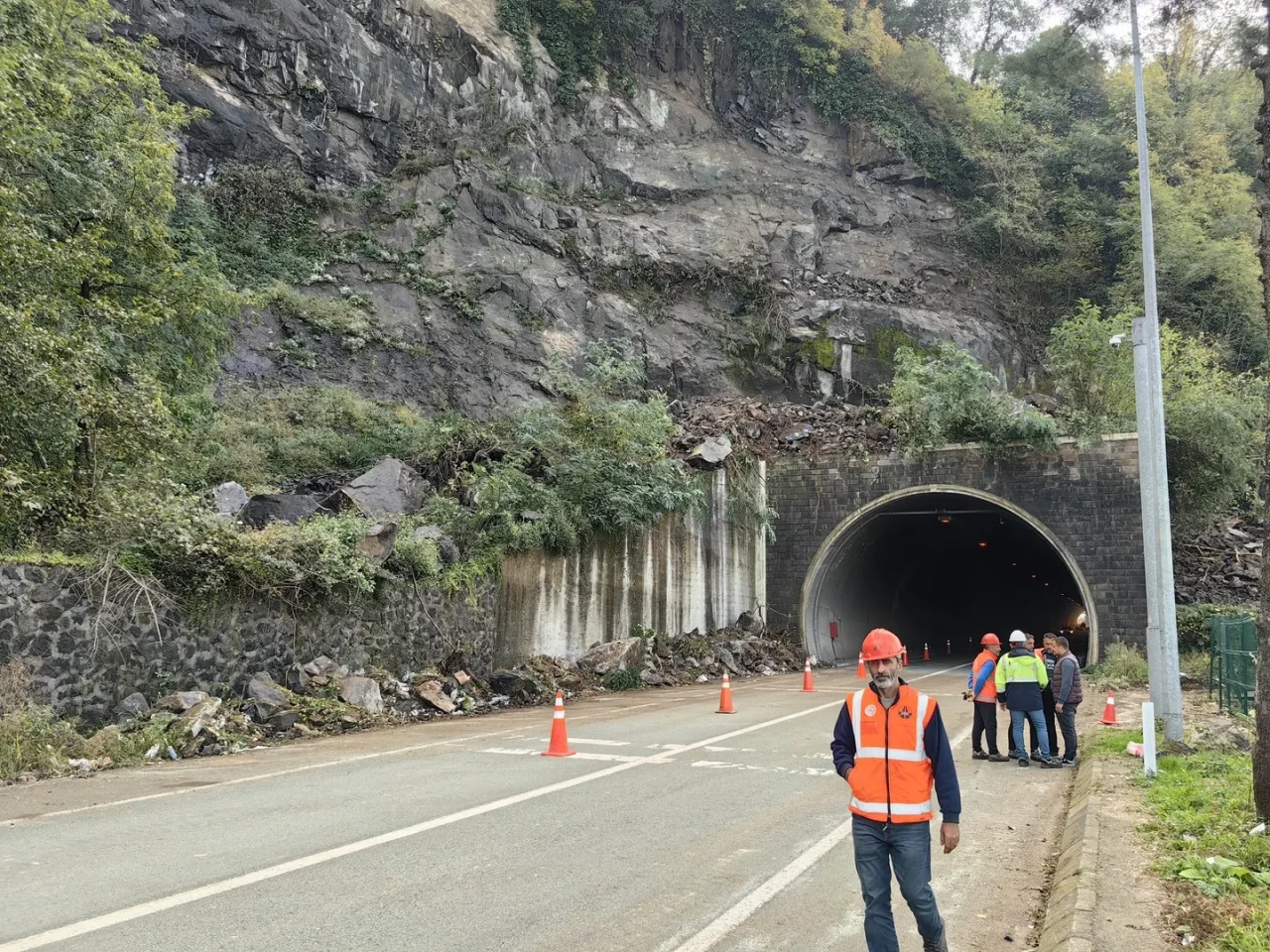Artvin’de Sarp Sınır Kapısı yolunda heyelan nedeniyle kısa süreli ulaşım kesintisi