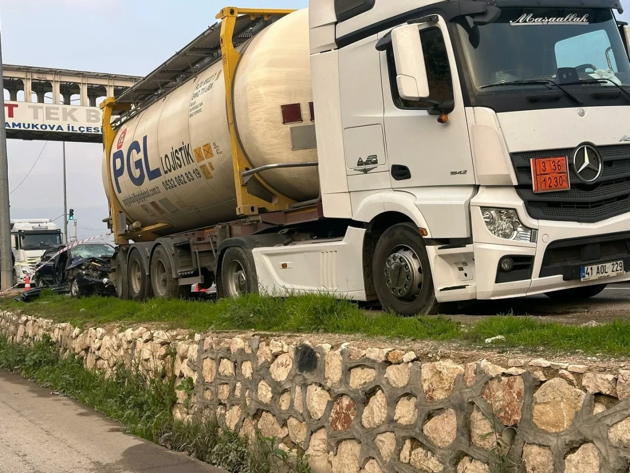 Sakarya'da park halindeki tıra çarpan otomobil hurdaya döndü, 3 kişi yaralandı