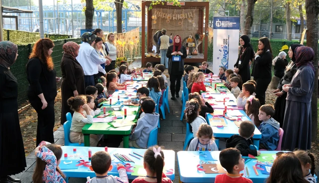 Kocaeli'de çocuklar deprem çantası hazırladı ve "çök-kapan-tutun" tatbikatına katıldı