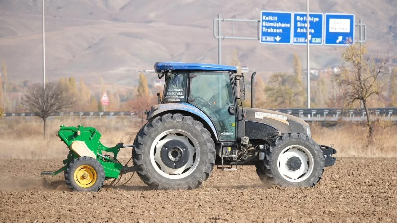 ERZINCAN Belediyesi Uygulama Tarlalarında Hububat Ekimi Yaptı