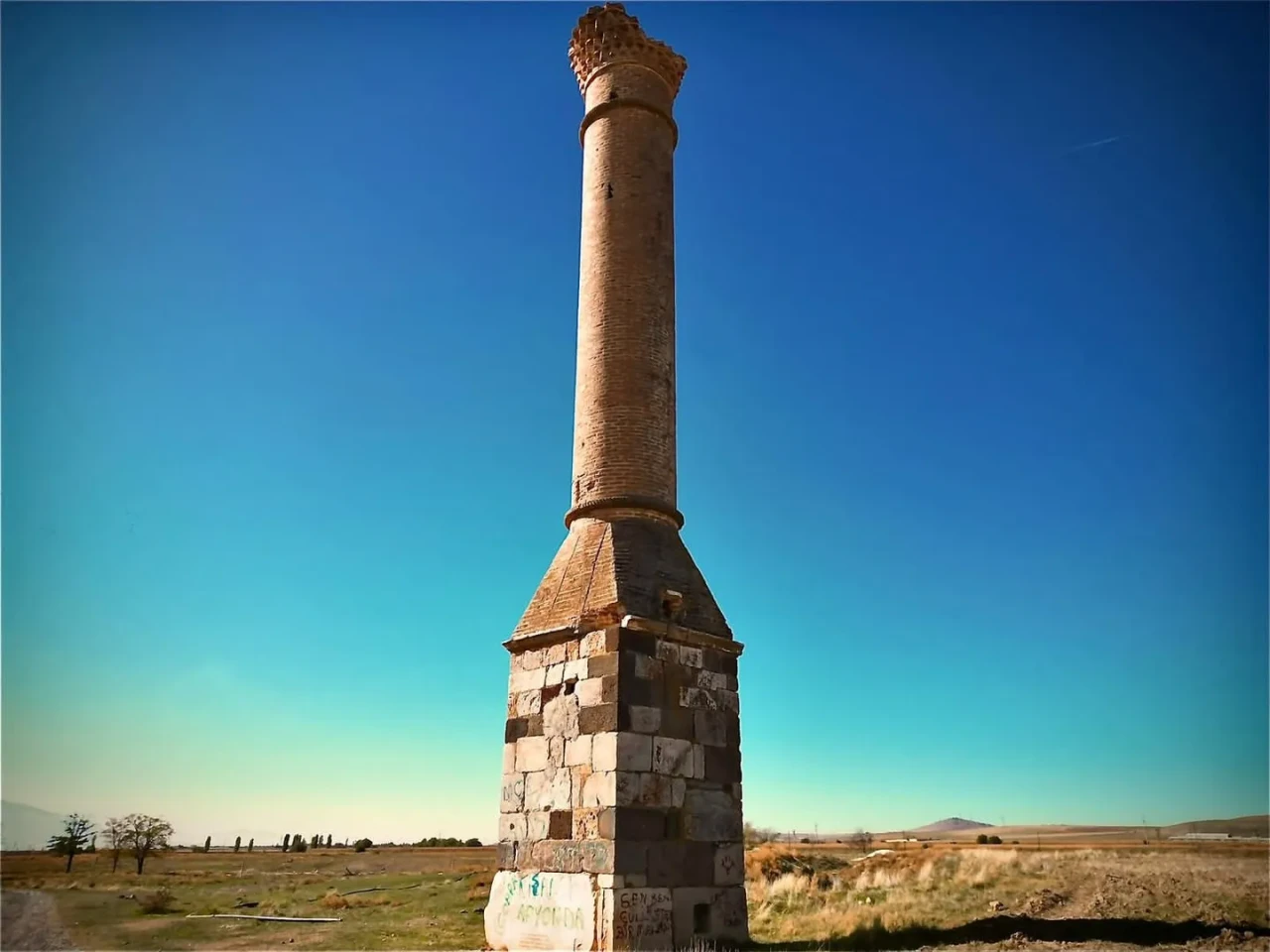 Afyonkarahisar’da 200 yıllık Selçuklu minaresi yangına rağmen ayakta kalmayı başardı