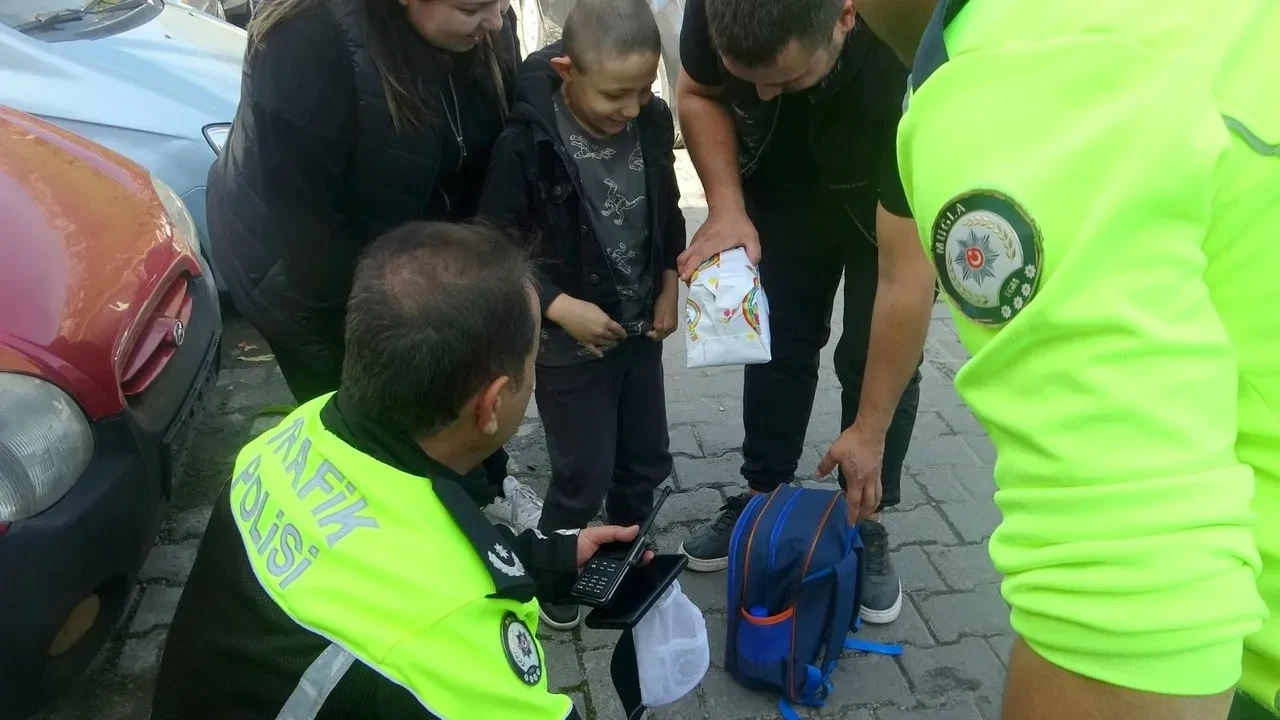 Muğla’da trafik şube müdürü özel ihtiyaçlı çocuğa oyuncak hediye etti