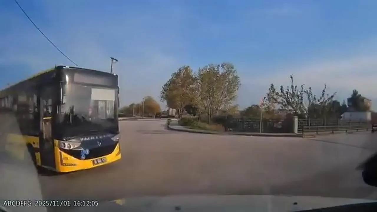 Bursa'da otomobil sürücüsü otobüsle çarpışmaktan son anda kurtuldu