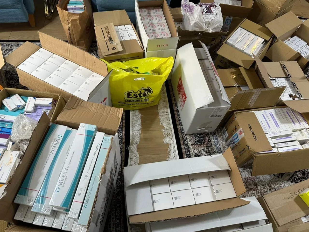 İstanbul'da usulsüz ilaç satışı yapan eczaneye operasyon düzenlendi ve 2 bin 500 adet