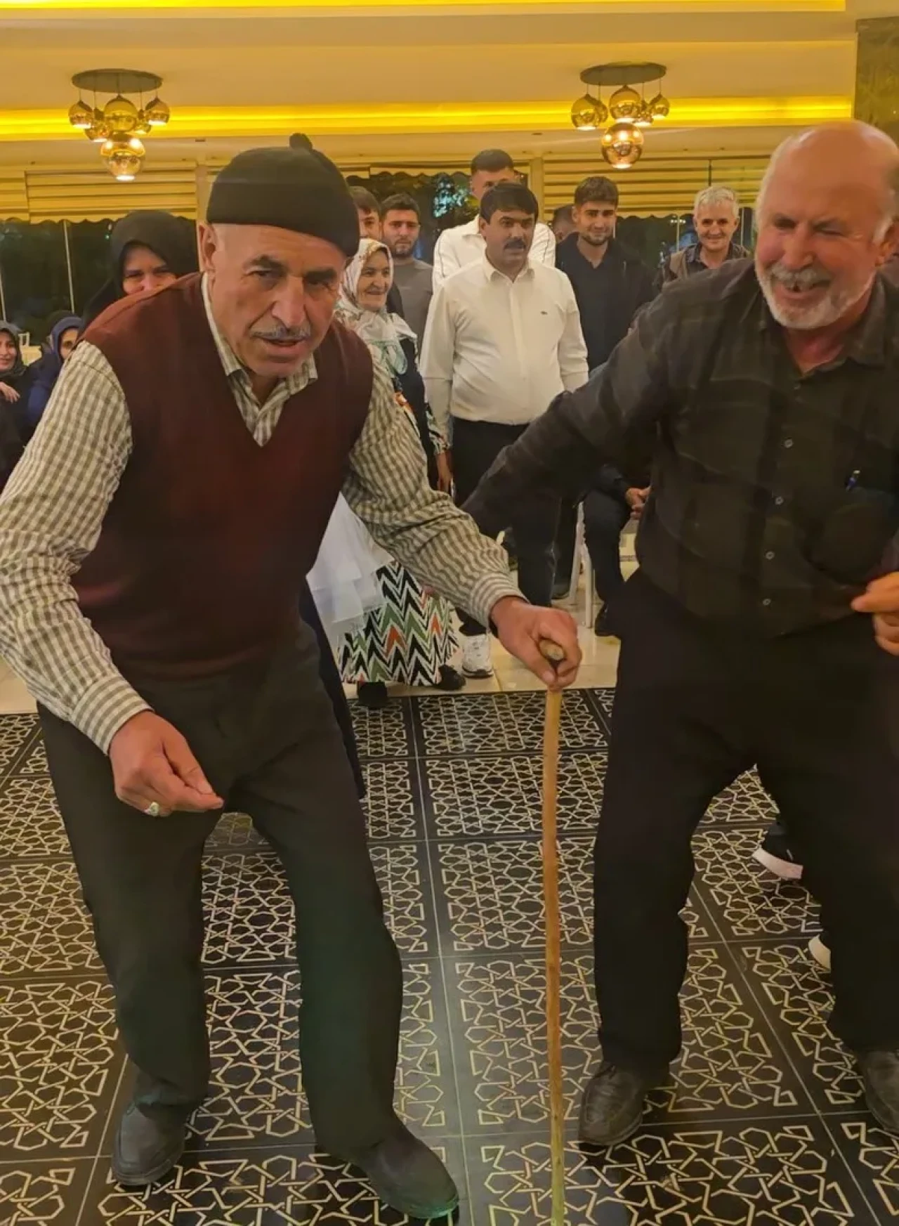 Tokat'ta ihtiyar delikanlılar madımak türküsü eşliğinde gençlere meydan okudu