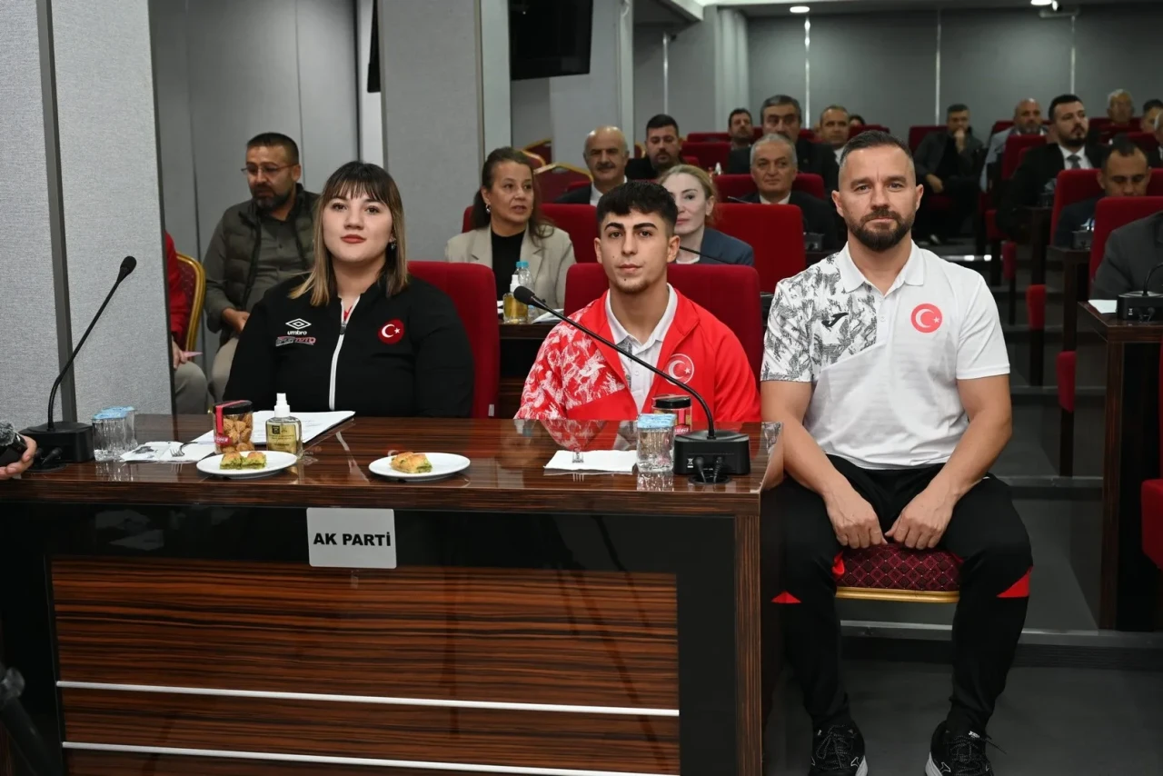Isparta'da başarılı sporcular Başkan Başdeğirmen tarafından altınla ödüllendirildi