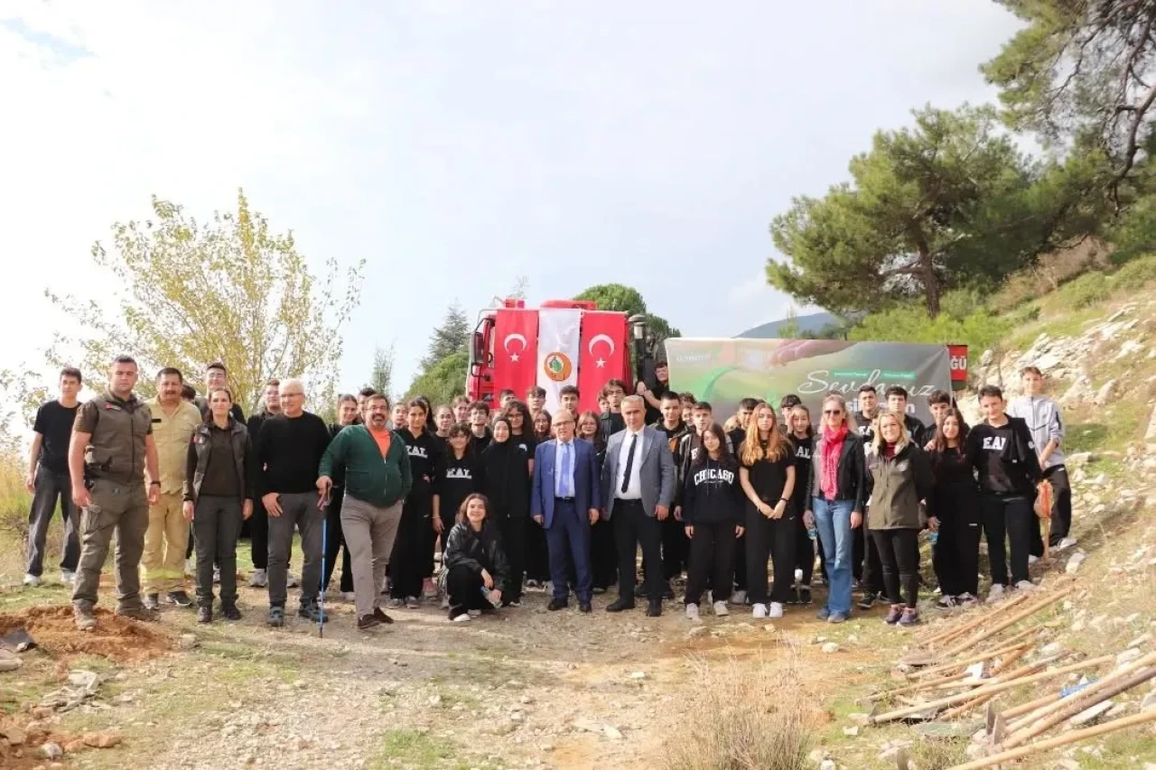 Edremit Anadolu Lisesi öğrencileri Hatıra Ormanı'nda fidan dikti" (Not: Kurallara uygun şekilde sadece
