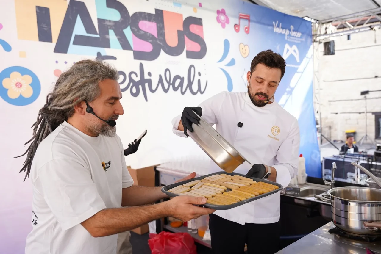 Mersin'de MasterChef yarışmacıları gastronomi şovuyla festivalde unutulmaz anlar yaşattı.