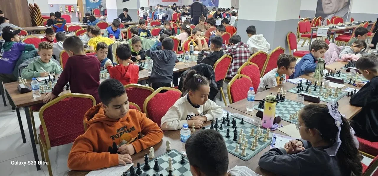 Elazığ Cumhuriyet Kupası ELO Satranç Turnuvası renkli görüntülerle sona erdi