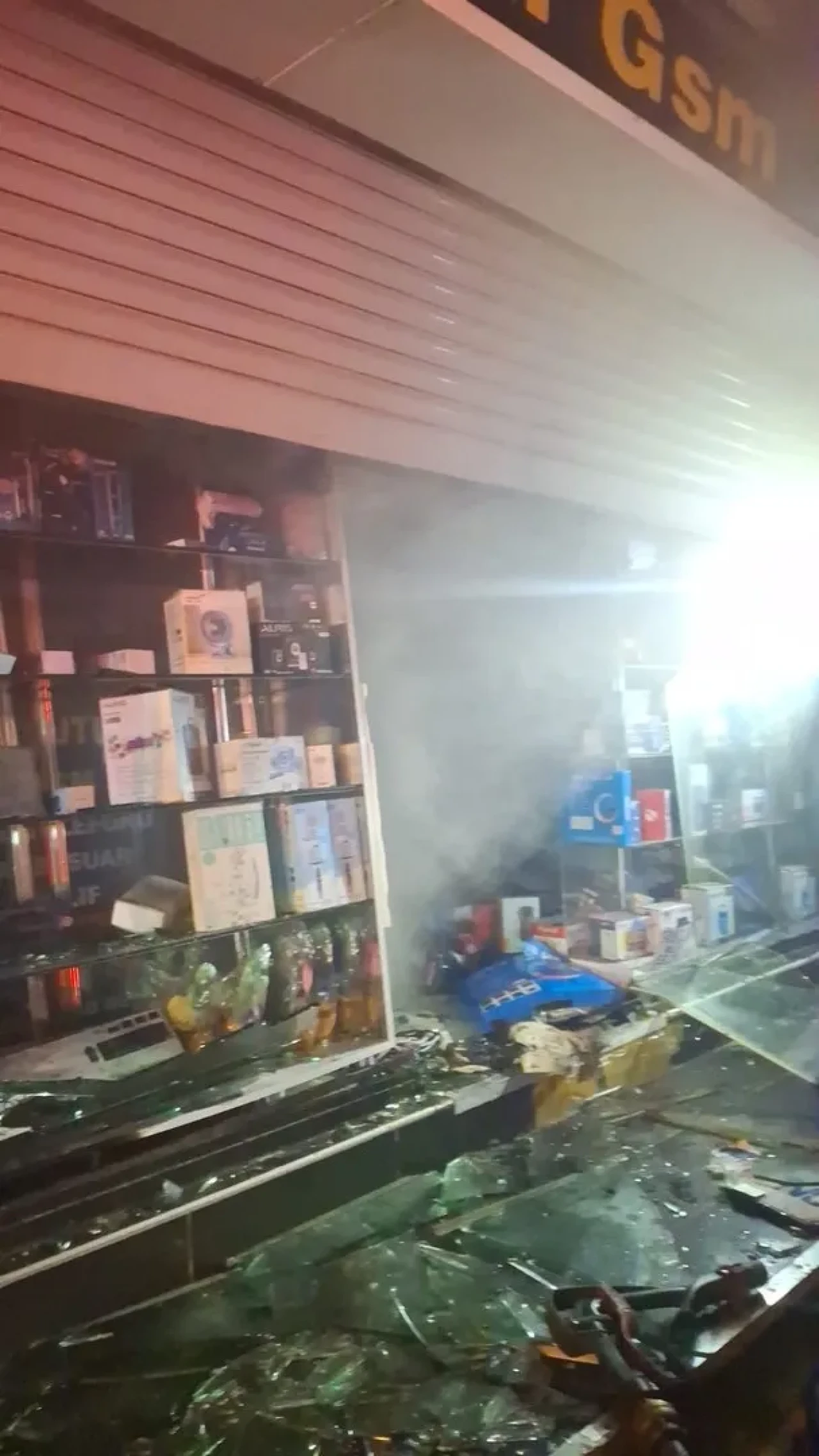 İzmir'in Aliağa ilçesinde cep telefonu aksesuar mağazasında yangın çıktı