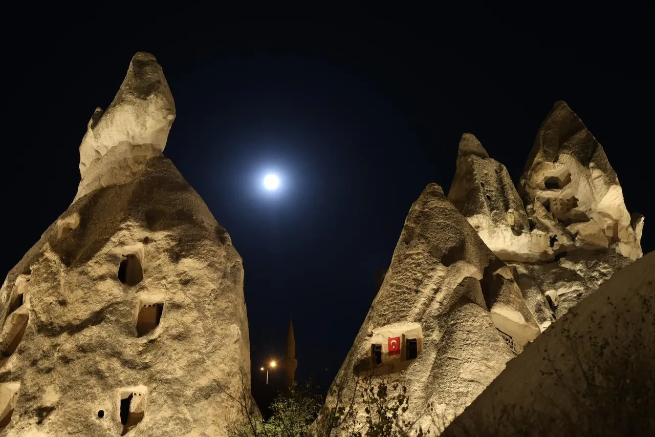 Kapadokya'da kunduz süper ay peribacalarıyla büyüleyici manzaralar oluşturdu