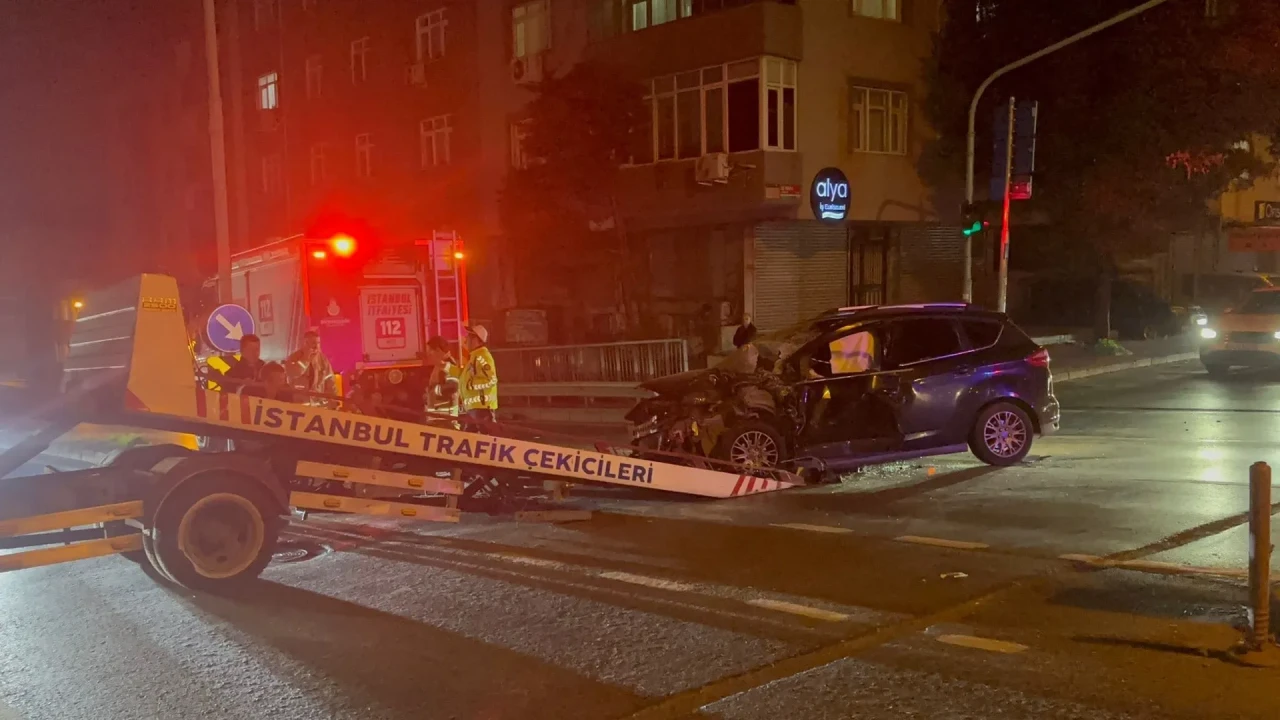 Bayrampaşa'da otobüs ile otomobilin kafa kafaya çarpışması sonucu 3 kişi yaralandı