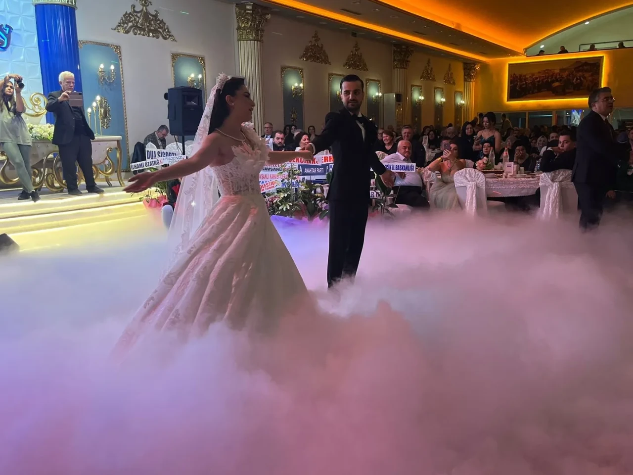 Kütahya'nın Tavşanlı ilçesinde Anahtar Parti Genel Başkanı Yavuz Ağıralioğlu genç çiftin nikah şahidi