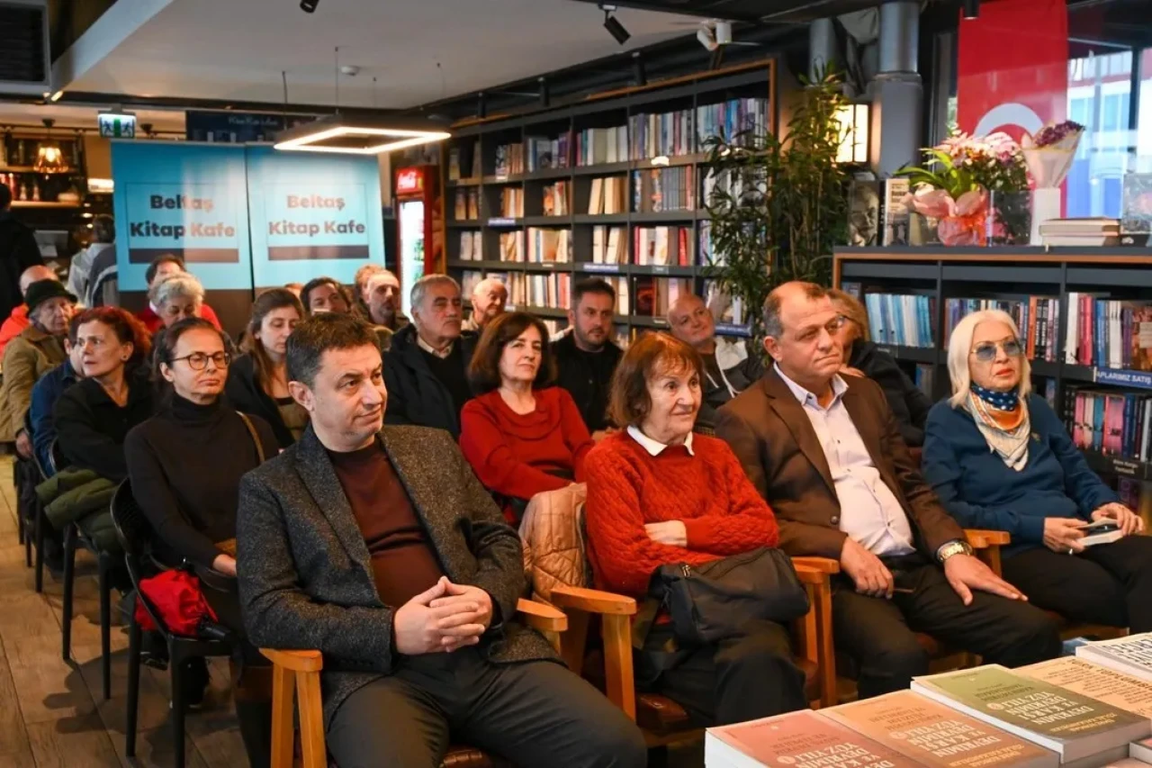 İstanbul'da Prof. Dr. Emre Kongar Beltaş Kitap Kafe'de okurlarıyla buluştu