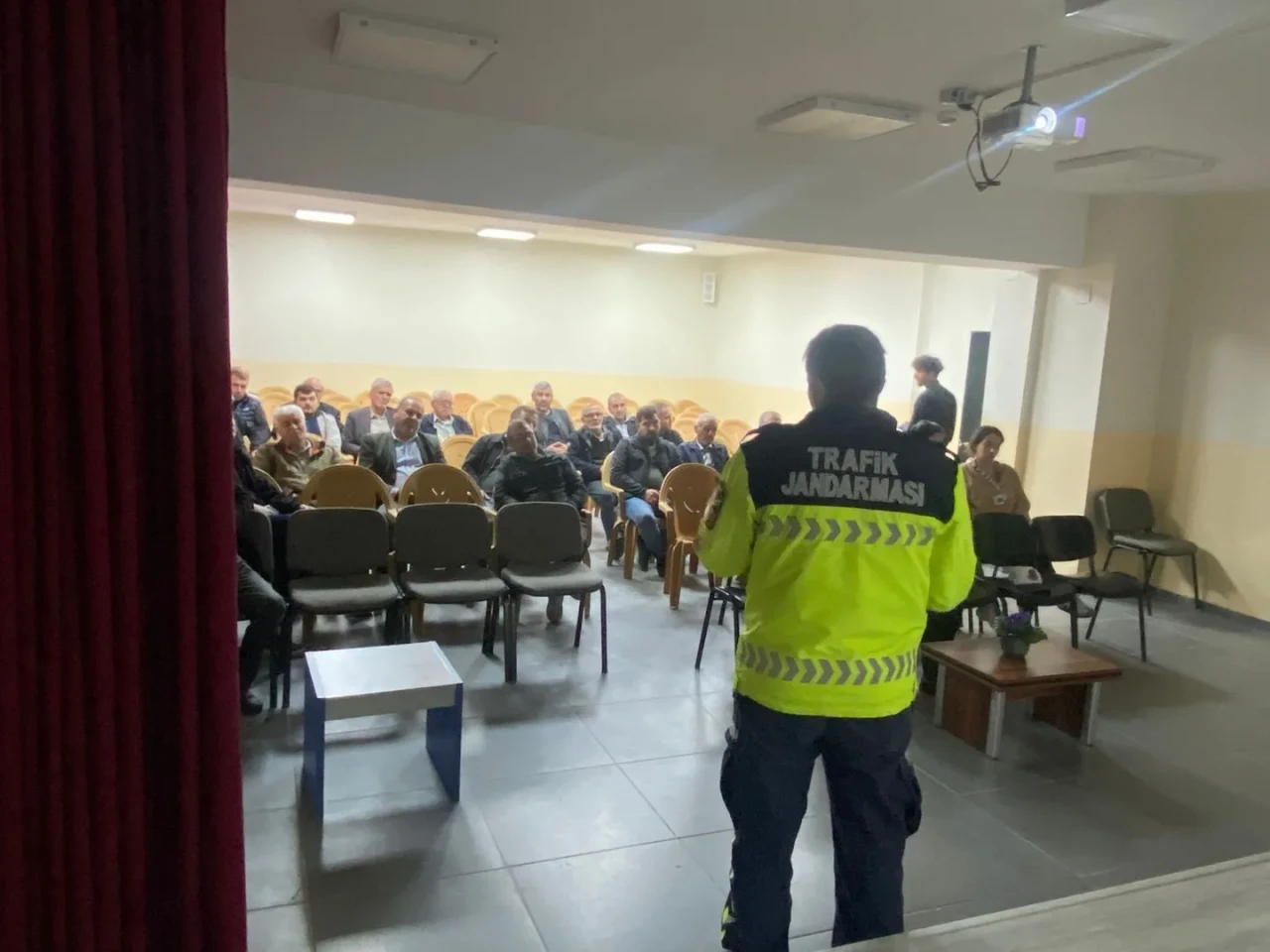 Bolu'nun Mudurnu ilçesinde kış öncesi sürücülere güvenli sürüş eğitimi verildi