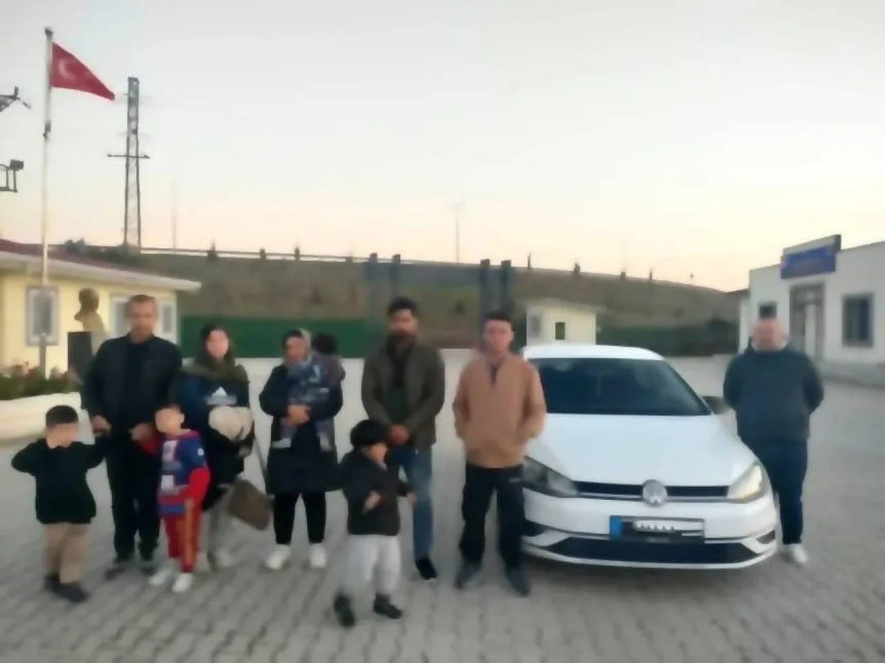 Çanakkale'de göçmen kaçakçılığı operasyonunda 6 organizatör ve 105 kaçak göçmen yakalandı